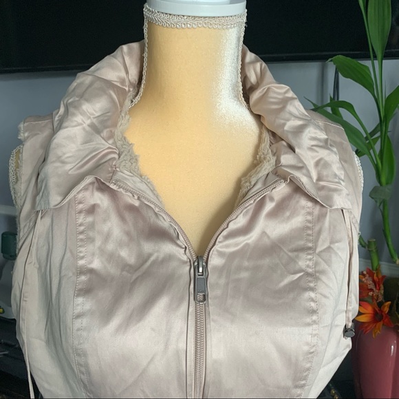 CABI REVERSIBLE CREAM SATEEN/FUZZY ZIP UP VEST SIZE M - Picture 2 of 11